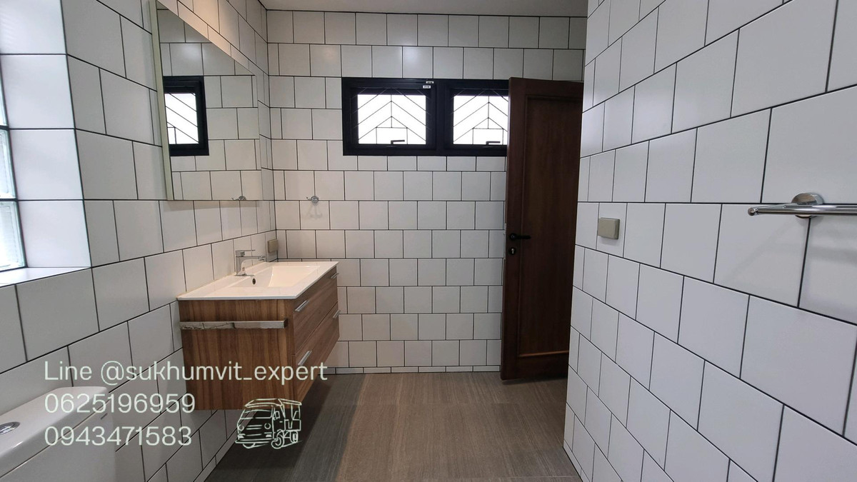 For RentHome OfficeSukhumvit, Asoke, Thonglor : For rent - Townhouse / Home Office Phrom Phong   House width 9.5 meters.