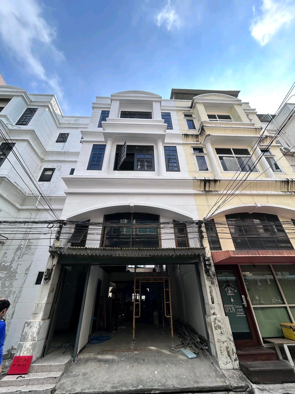 Shop HouseSukhumvit, Asoke, Thonglor : For rent, Sukhumvit building, BTS Phrom Phong, size 300 sq m. 
, convenient travel, accepting many businesses. Except for hot kitchens, marijuana, and alcohol.