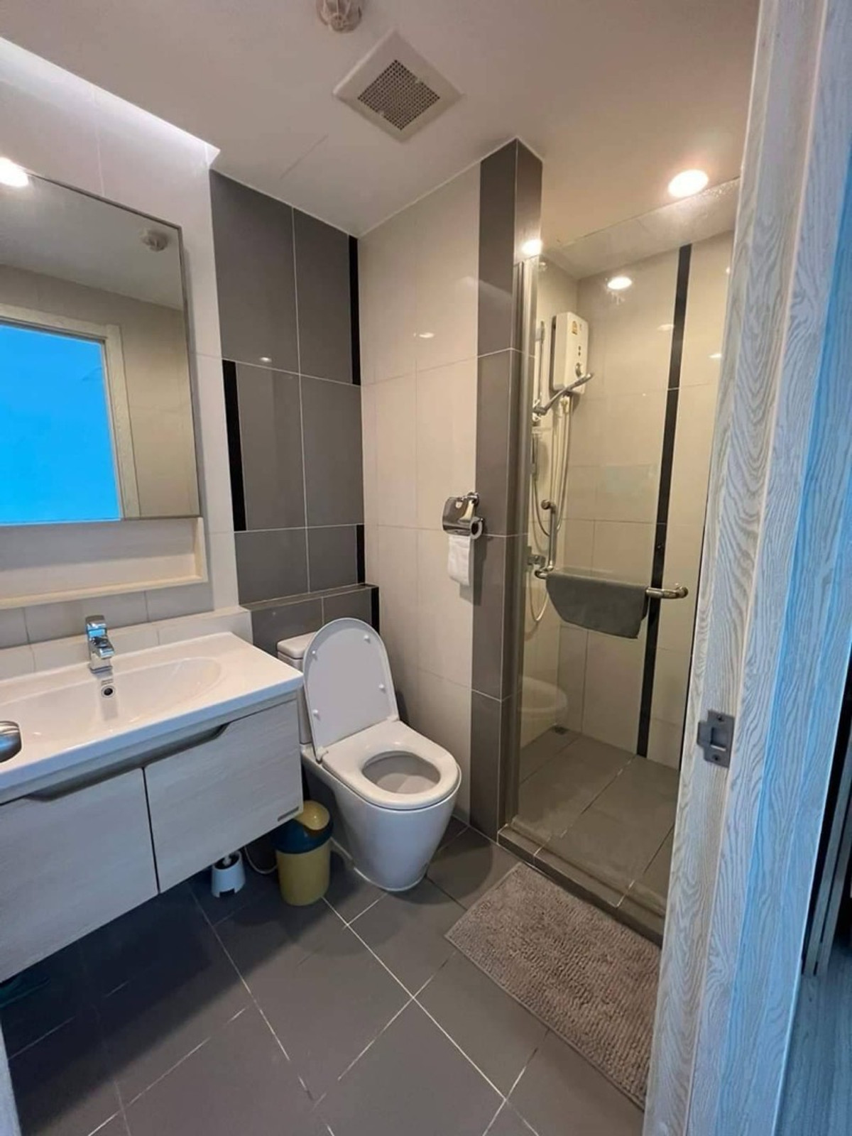 For RentCondoOnnut, Udomsuk : Luxury condo for rent next to BTS Artemis Sukhumvit77 project, complete with furniture and electrical appliances, ready to move in. 15th floor, city view, 14,000 baht