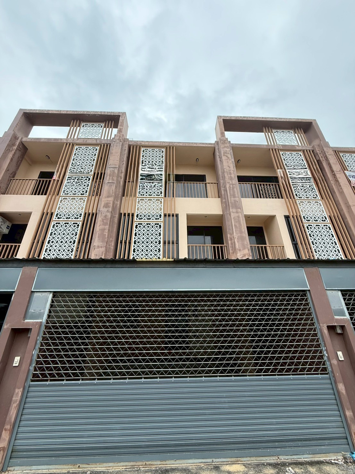 ให้เช่าโฮมออฟฟิศวิภาวดี ดอนเมือง หลักสี่ : ตึกออฟฟิศ ดอนเมือง-วิภาวดี เดินทางได้หลายทาง ห้องทำงานเยอะ ที่จอดรถมี สนใจนัดชมด่วนโทร