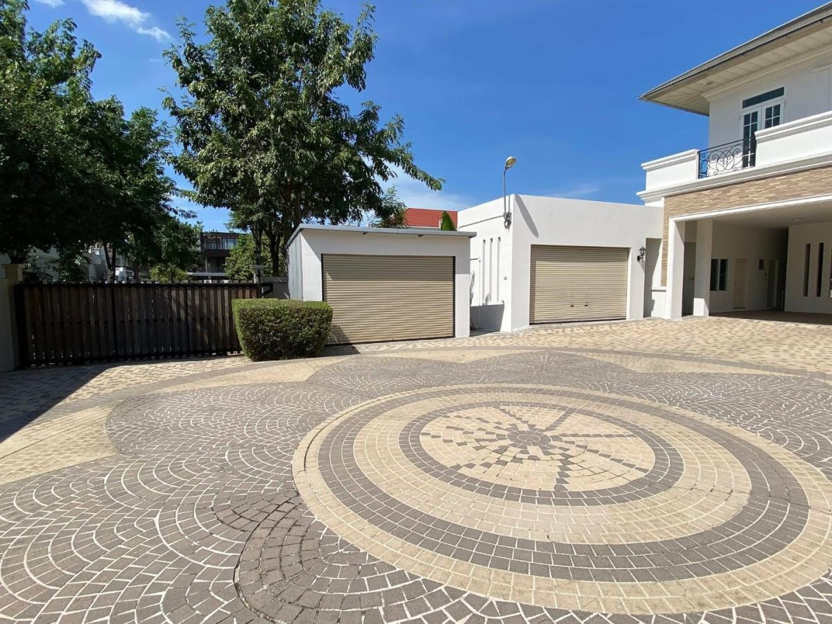 For SaleHouseChaengwatana, Muangthong : Kruhasan Thayat Village 📞 092-690-5445 Land over 1 Rai • 830 sq.m. usable area • Best price Near Muang Thong – Si Saman Expressway • Near Harrow & ISB