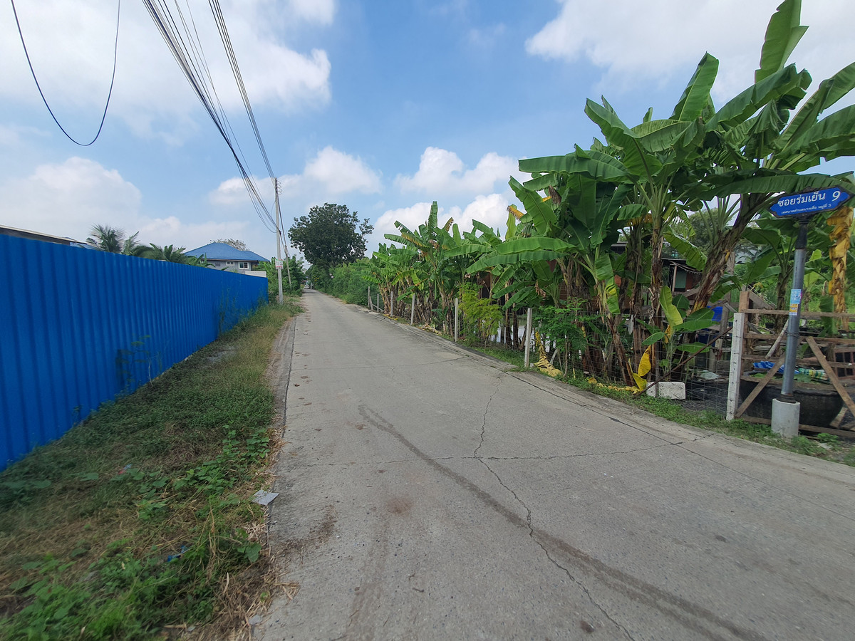 For SaleLandPathum Thani,Rangsit, Thammasat : 🔥 The plot is very beautiful! Pink land plan, 8 rai, Bang Khu Wat, front width almost 330 m., in a community zone - has potential. Grows in the city of Pathum Suitable for immediate project, title deed ready! 🔥