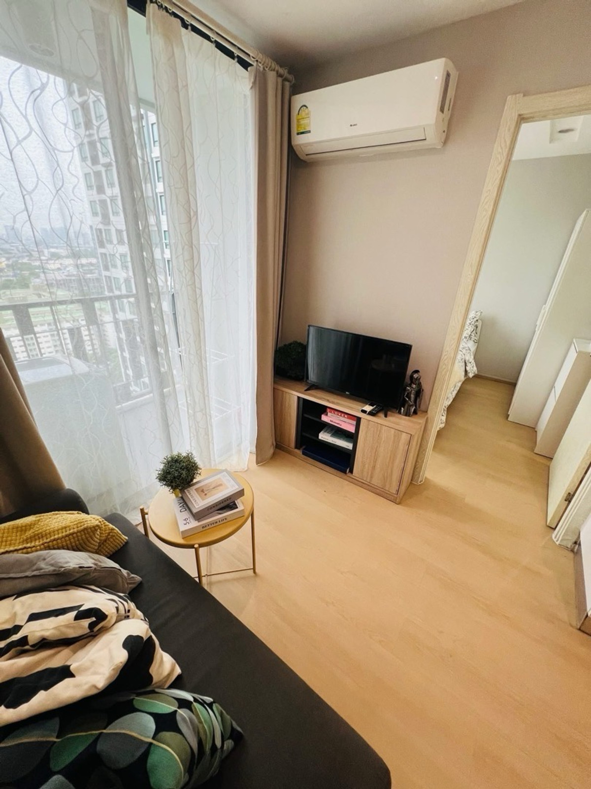 For RentCondoOnnut, Udomsuk : Luxury condo for rent in the heart of On Nut, Artemis, 21st floor, city view. Good location, convenient travel 800 meters from BTS and near Sukhumvit Road Plenty of food near the project Complete with furniture and electrical appliances, ready to move in 