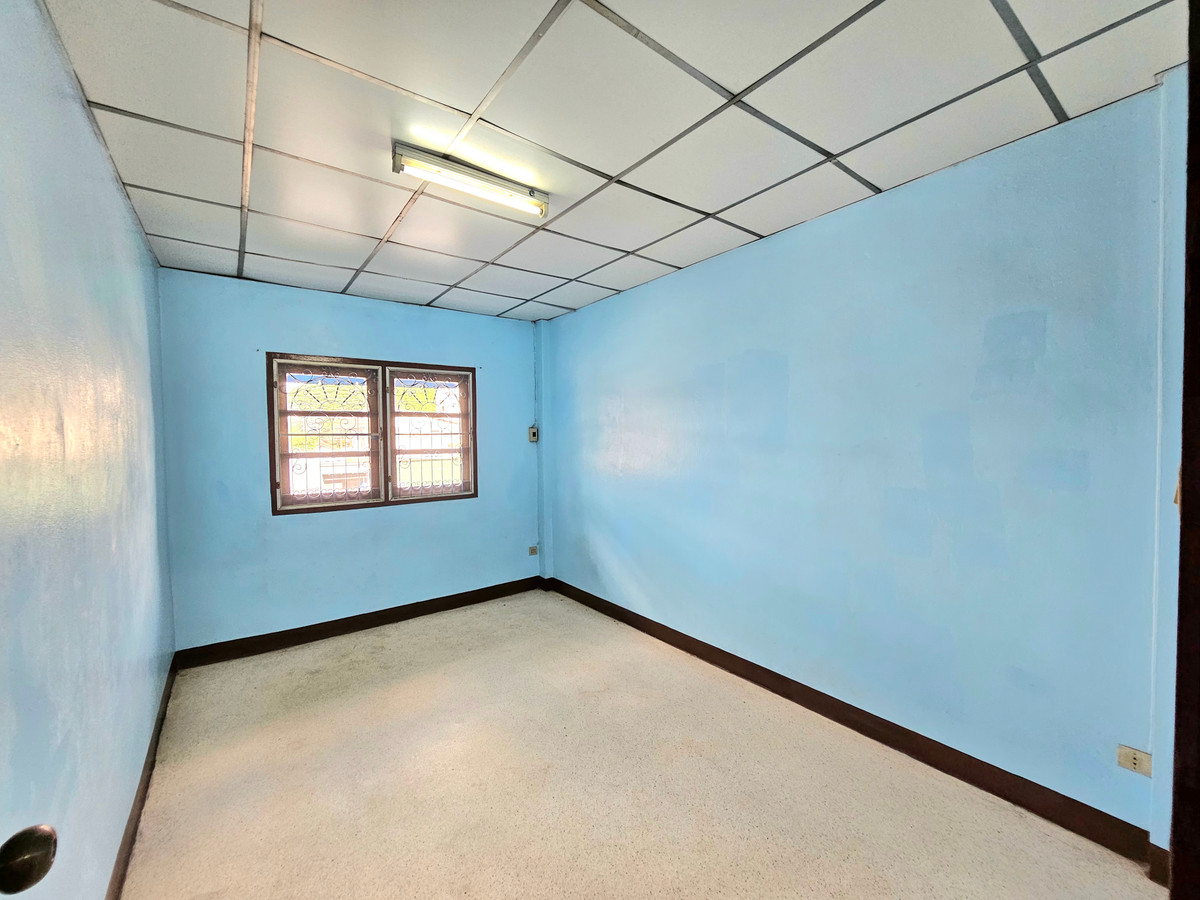 For RentTownhomeMin Buri, Romklao : For rent, 2-story shophouse near the MRT Orange Line station, Kheha Ram, only 60 meters, Soi Ramkhamhaeng 186, size 2 bedrooms, 2 bathrooms, 14 square wah, Min Buri Subdistrict, Min Buri District, Bangkok.