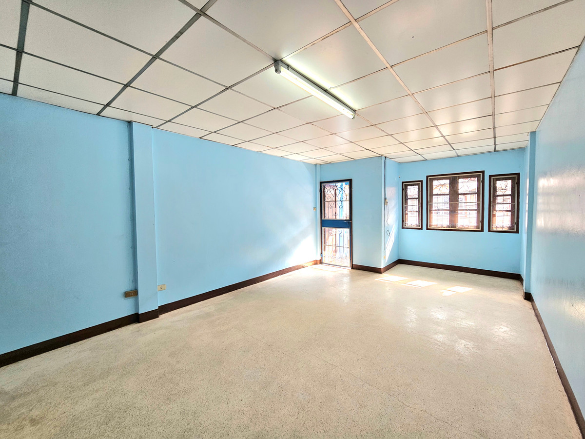 For RentTownhomeMin Buri, Romklao : For rent, 2-story shophouse near the MRT Orange Line station, Kheha Ram, only 60 meters, Soi Ramkhamhaeng 186, size 2 bedrooms, 2 bathrooms, 14 square wah, Min Buri Subdistrict, Min Buri District, Bangkok.