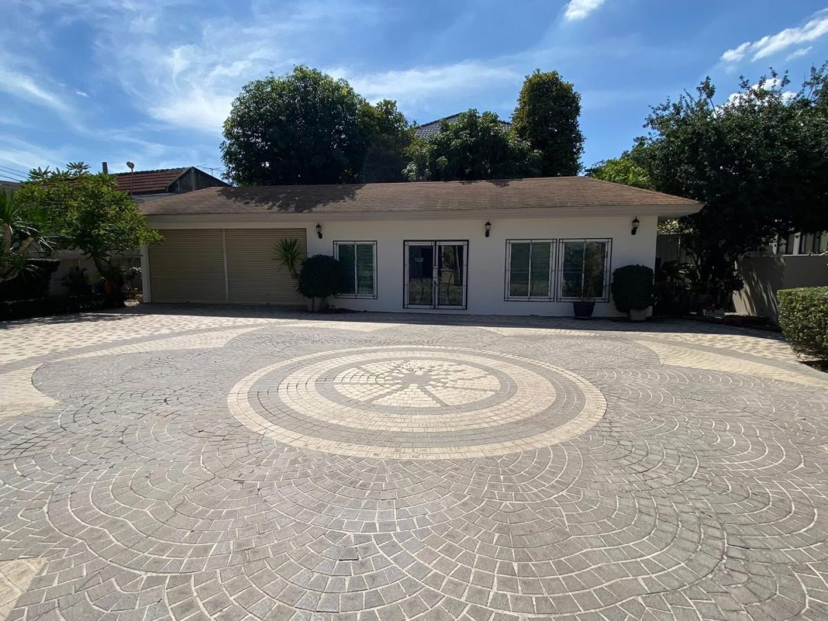 For SaleHouseChaengwatana, Muangthong : Kruhasan Thayat Village 📞 092-690-5445 Land over 1 Rai • 830 sq.m. usable area • Best price Near Muang Thong – Si Saman Expressway • Near Harrow & ISB