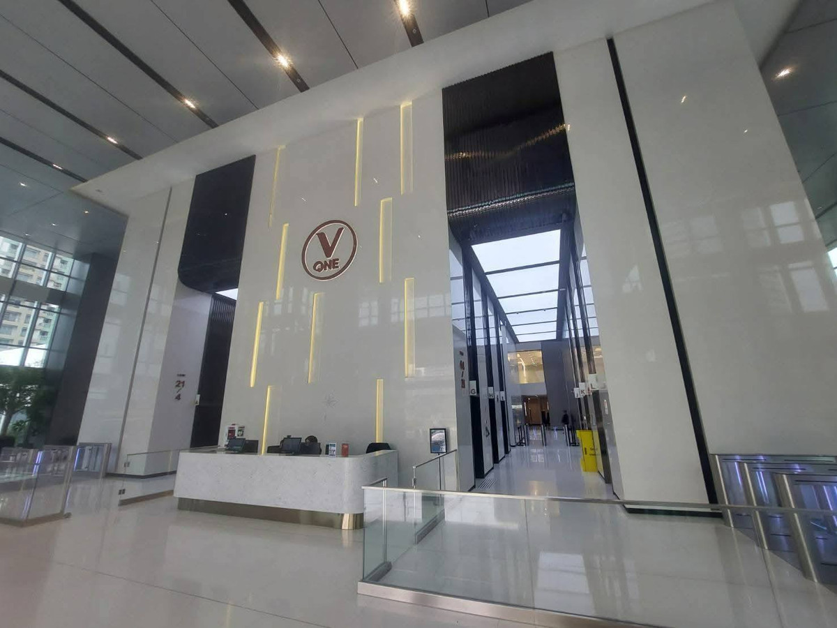 For RentOfficeRatchadapisek, Huaikwang, Suttisan : V.ONE TOWER office for rent, next to Rama 9 Road, near the MRTA Orange Line, MRTA Station, starting at 88 sq m., rent 63,360 baht/month.