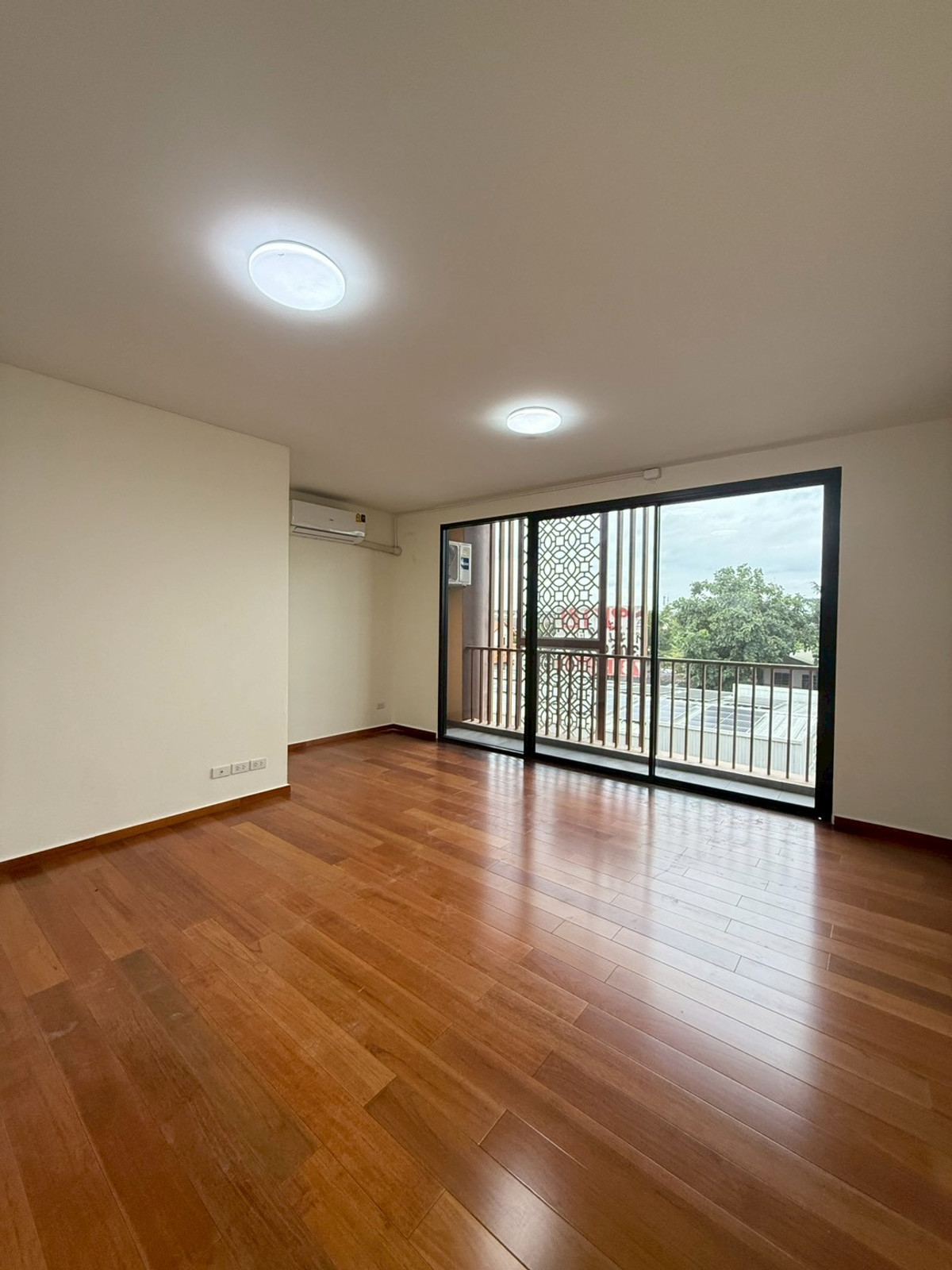 For RentHome OfficeVipawadee, Don Mueang, Lak Si : Office building Don Mueang-Vibhavadi You can travel in many ways. Plenty of work room, parking available. If interested in making an appointment to see immediately, please call.