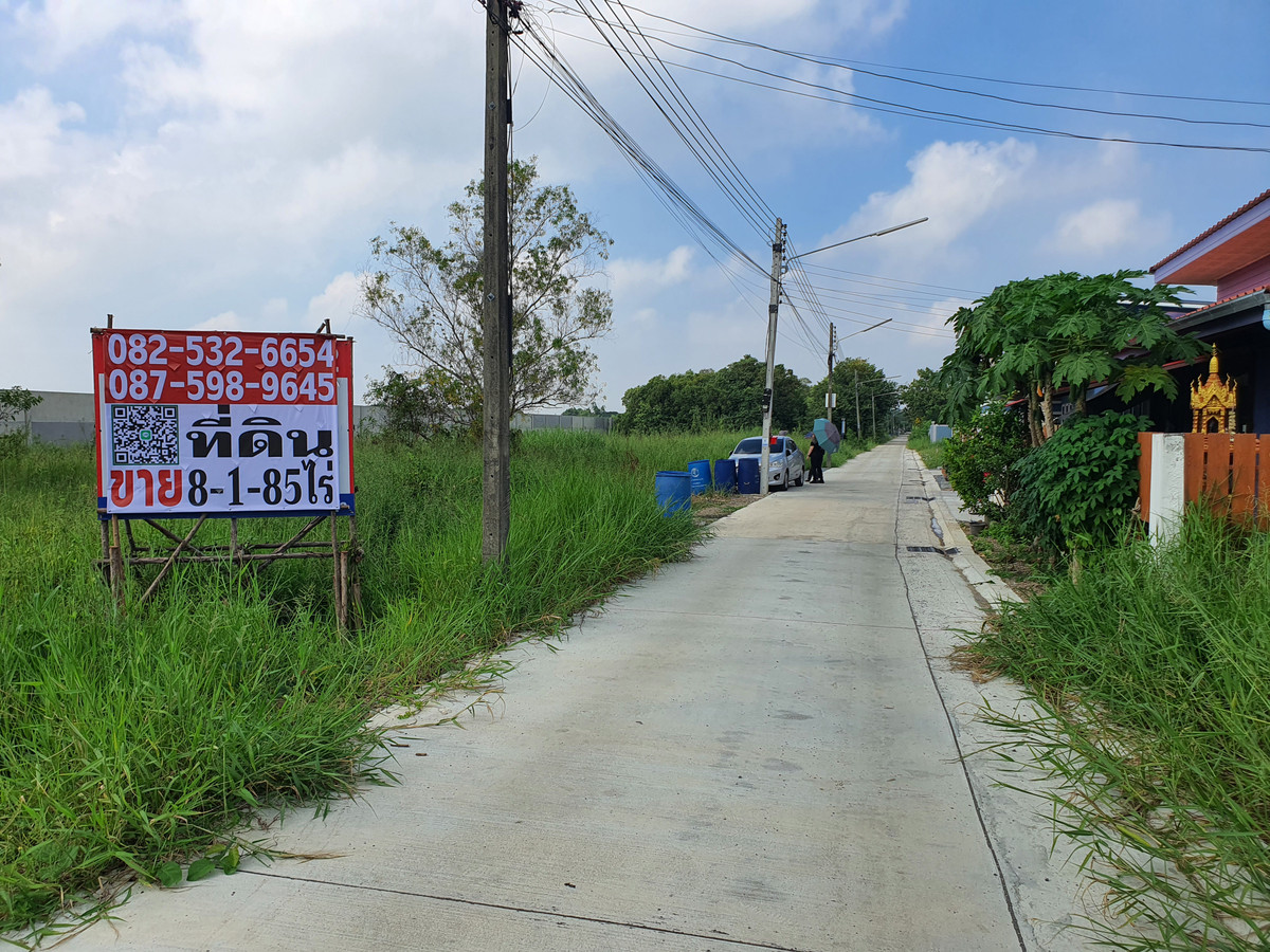 For SaleLandPathum Thani,Rangsit, Thammasat : 🔥 The plot is very beautiful! Pink land plan, 8 rai, Bang Khu Wat, front width almost 330 m., in a community zone - has potential. Grows in the city of Pathum Suitable for immediate project, title deed ready! 🔥