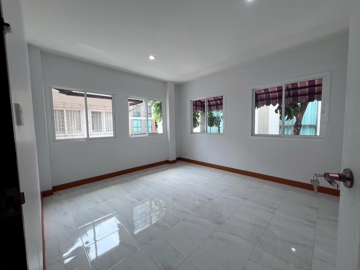 ขายนวมินทร์ รามอินทรา : 88255 - ขายบ้านแฝด 2 ชั้น หมู่บ้านกัญจเพชร 3 นวมินทร์ 74 ใกล้รถไฟฟ้า ทำเลดีมาก พร้อมอยู่