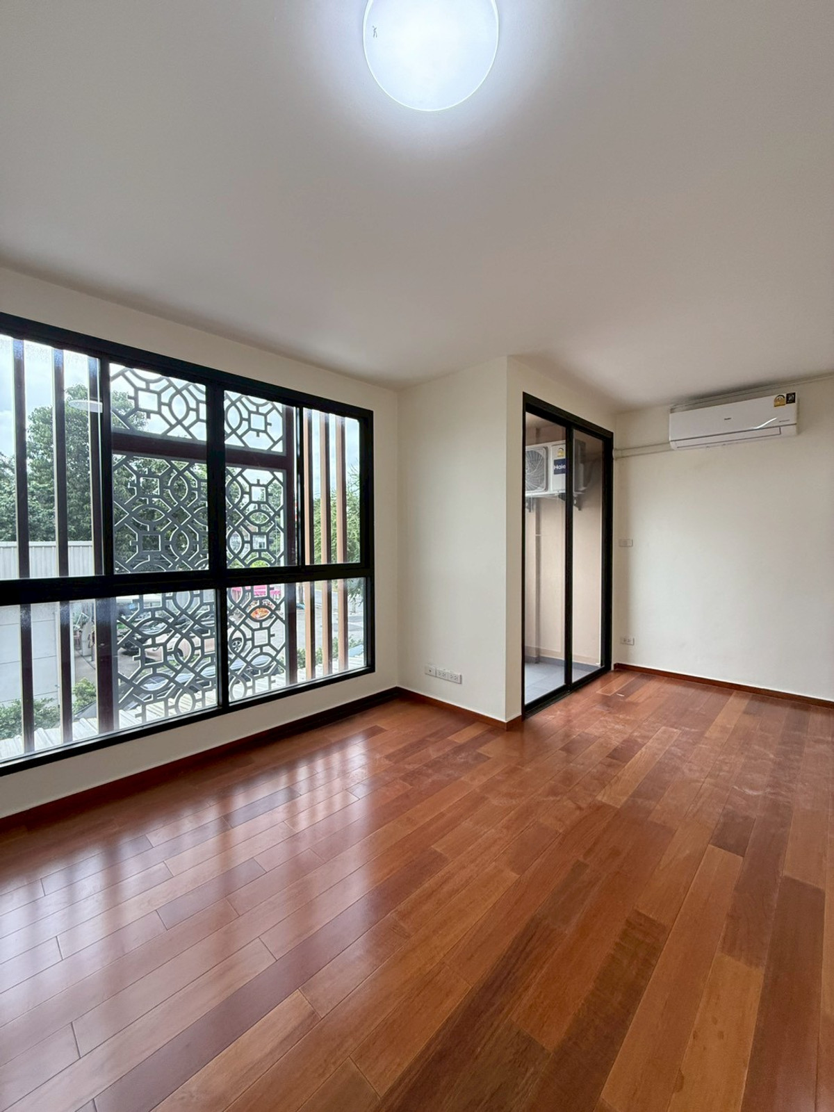 ให้เช่าโฮมออฟฟิศวิภาวดี ดอนเมือง หลักสี่ : ตึกออฟฟิศ ดอนเมือง-วิภาวดี เดินทางได้หลายทาง ห้องทำงานเยอะ ที่จอดรถมี สนใจนัดชมด่วนโทร