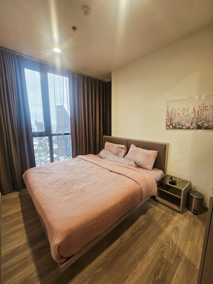 For RentCondoSukhumvit, Asoke, Thonglor : 🔥Urgent Rent🔥 Oka House Sukhumvit 36, spacious 2-bedroom corner unit with a great view, fully furnished, ready to move in, near BTS Thonglor.