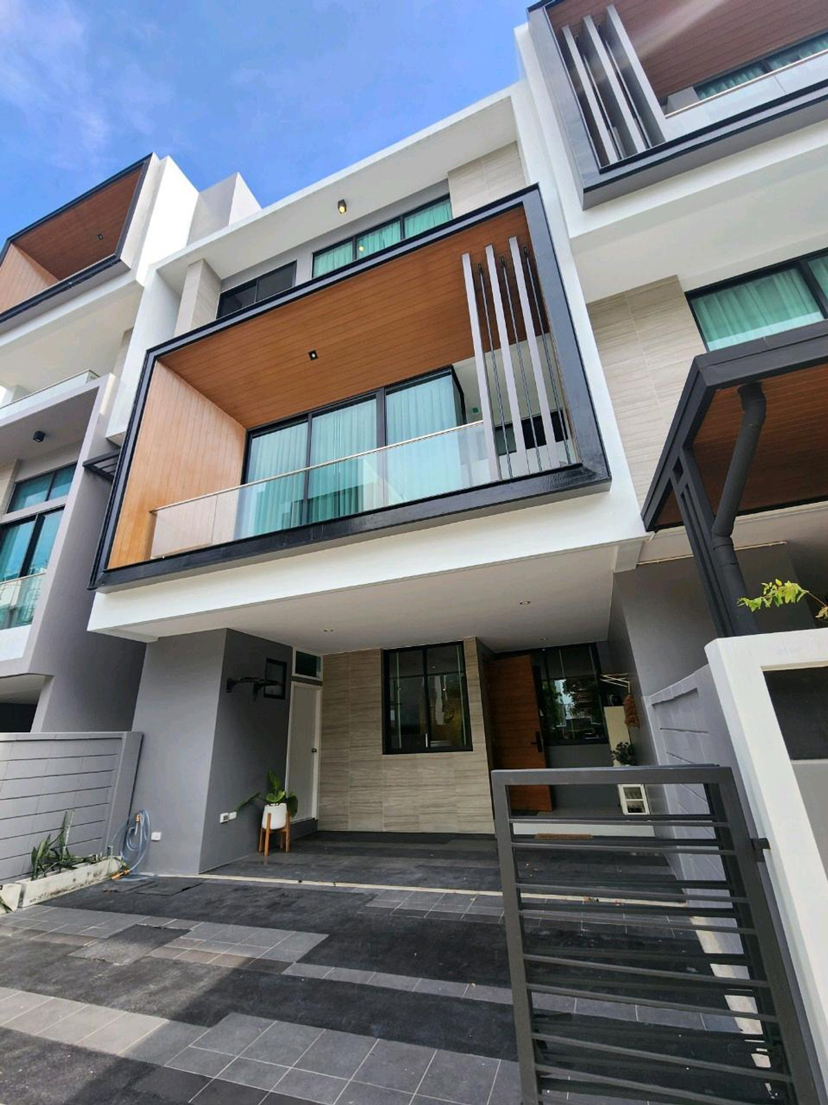 ให้เช่าทาวน์โฮมพัฒนาการ ศรีนครินทร์ : 🔴85000🔴 𝐍𝐢𝐫𝐯𝐚𝐧𝐚 𝐃𝐞𝐟𝐢𝐧𝐞 𝐒𝐫𝐢𝐧𝐚𝐤𝐚𝐫𝐢𝐧-𝐑𝐚𝐦𝐚𝟗 แบบ 3 ห้องนอน 4 ห้องน้ำ  มี 1 ห้องแม่บ้าน+1 ห้องน้ำ จอดรถ 2 คัน  บ้านจริงสวยตรงปก สอบถามข้อมูลเพิ่มเติม📞 Tel. 065-845-4284 คุณบี✅LINE Official : @bbcondo88   