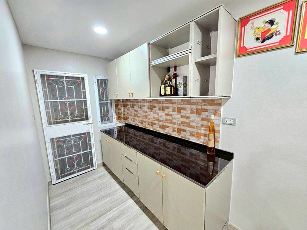 บ้านนวมินทร์ รามอินทรา : ขาย/ให้เช่า บ้านเดี่ยวหลังริม 2 ชั้น หมู่บ้านวันวรา 2 ติดถนนสายไหม ขนาด 5 ห้องนอน 57 ตร.ว. แขวงสายไหม เขตสายไหม กรุงเทพมหานคร 