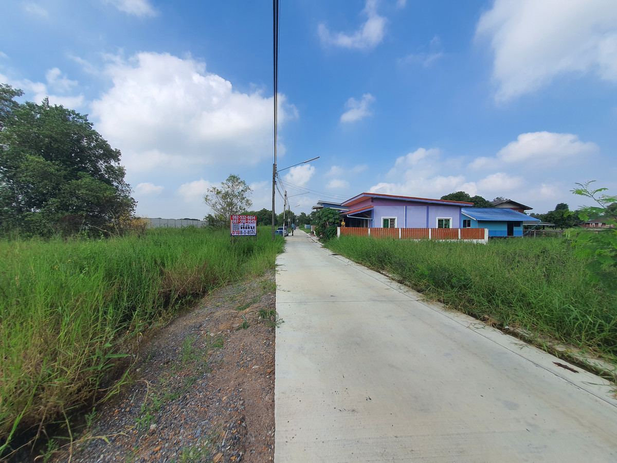 For SaleLandPathum Thani,Rangsit, Thammasat : 🔥 The plot is very beautiful! Pink land plan, 8 rai, Bang Khu Wat, front width almost 330 m., in a community zone - has potential. Grows in the city of Pathum Suitable for immediate project, title deed ready! 🔥