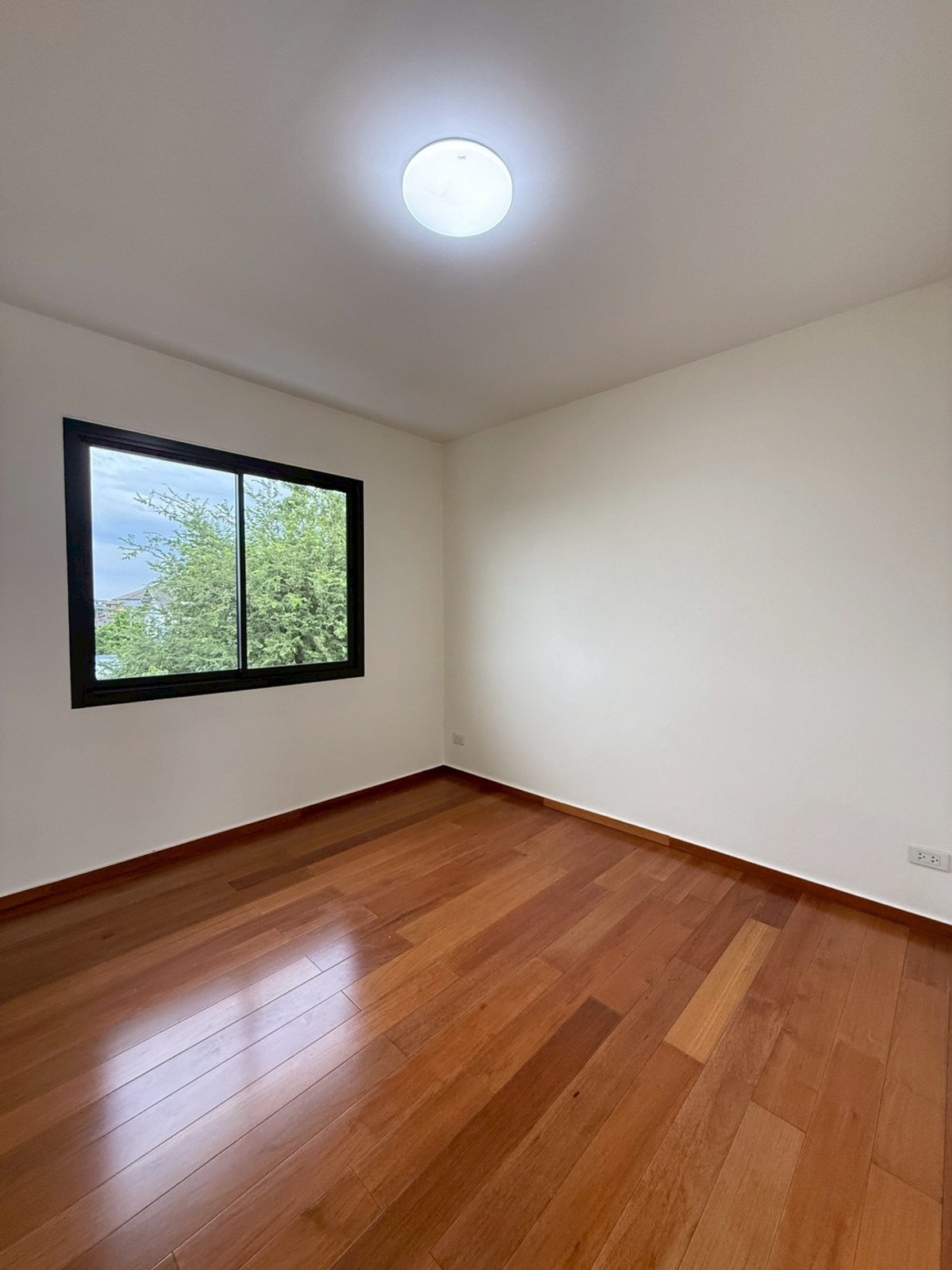 ให้เช่าโฮมออฟฟิศวิภาวดี ดอนเมือง หลักสี่ : ตึกออฟฟิศ ดอนเมือง-วิภาวดี เดินทางได้หลายทาง ห้องทำงานเยอะ ที่จอดรถมี สนใจนัดชมด่วนโทร