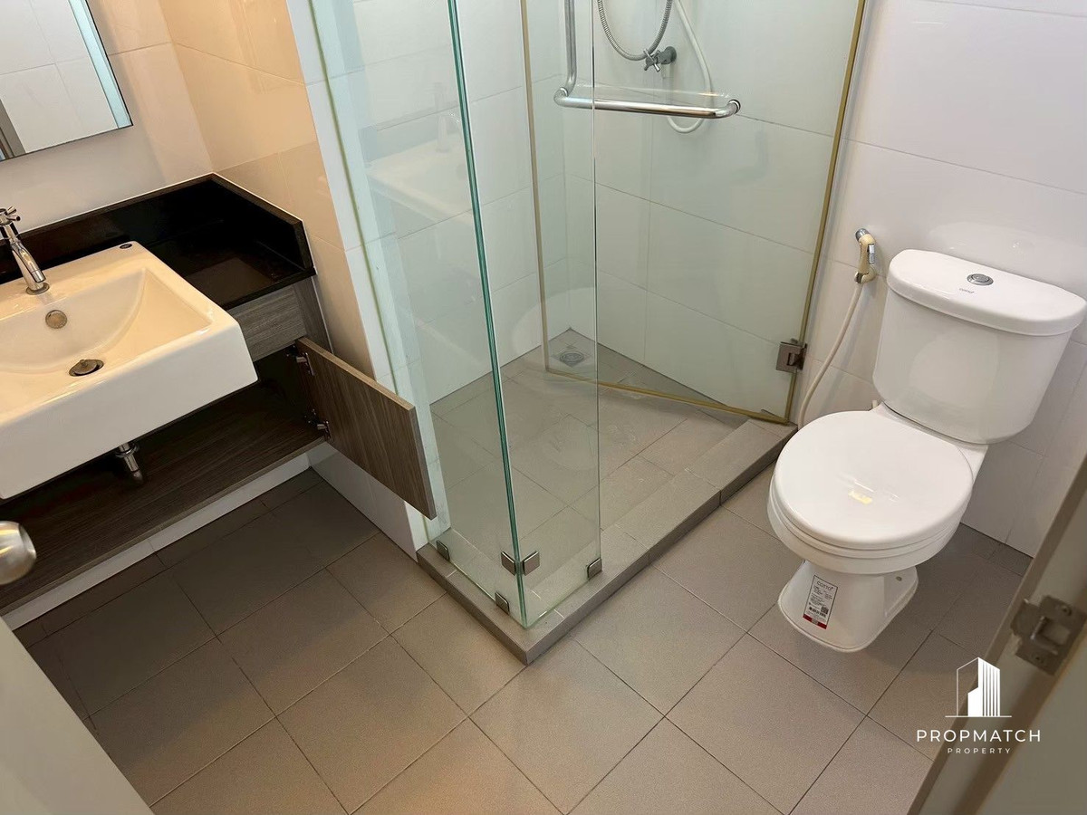 For SaleCondoLadprao, Central Ladprao : Selling very cheap 6.19m Chapter One Midtown Ladprao 24, 2 bedroom type, 58sqm, high floor, excellent view, close to MRT Ladprao, only 100m. If interested, make an appointment to view at 064-6696546 Minnie, this number can be reached via Line.