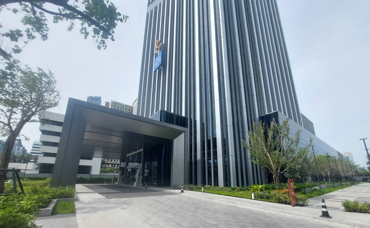 For RentOfficeRatchadapisek, Huaikwang, Suttisan : V.ONE TOWER office for rent, next to Rama 9 Road, near the MRTA Orange Line, MRTA Station, starting at 88 sq m., rent 63,360 baht/month.