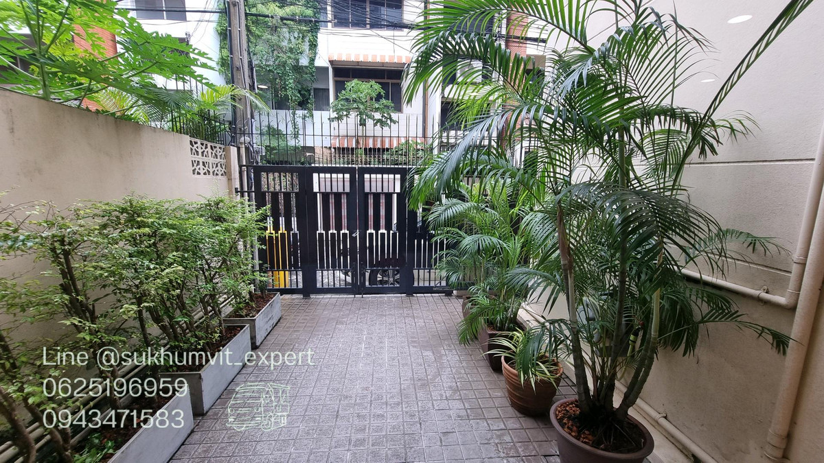 For RentHome OfficeSukhumvit, Asoke, Thonglor : For rent - Townhouse / Home Office Phrom Phong   House width 9.5 meters.