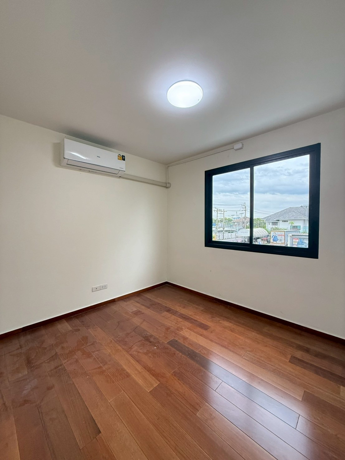 ให้เช่าโฮมออฟฟิศวิภาวดี ดอนเมือง หลักสี่ : ตึกออฟฟิศ ดอนเมือง-วิภาวดี เดินทางได้หลายทาง ห้องทำงานเยอะ ที่จอดรถมี สนใจนัดชมด่วนโทร