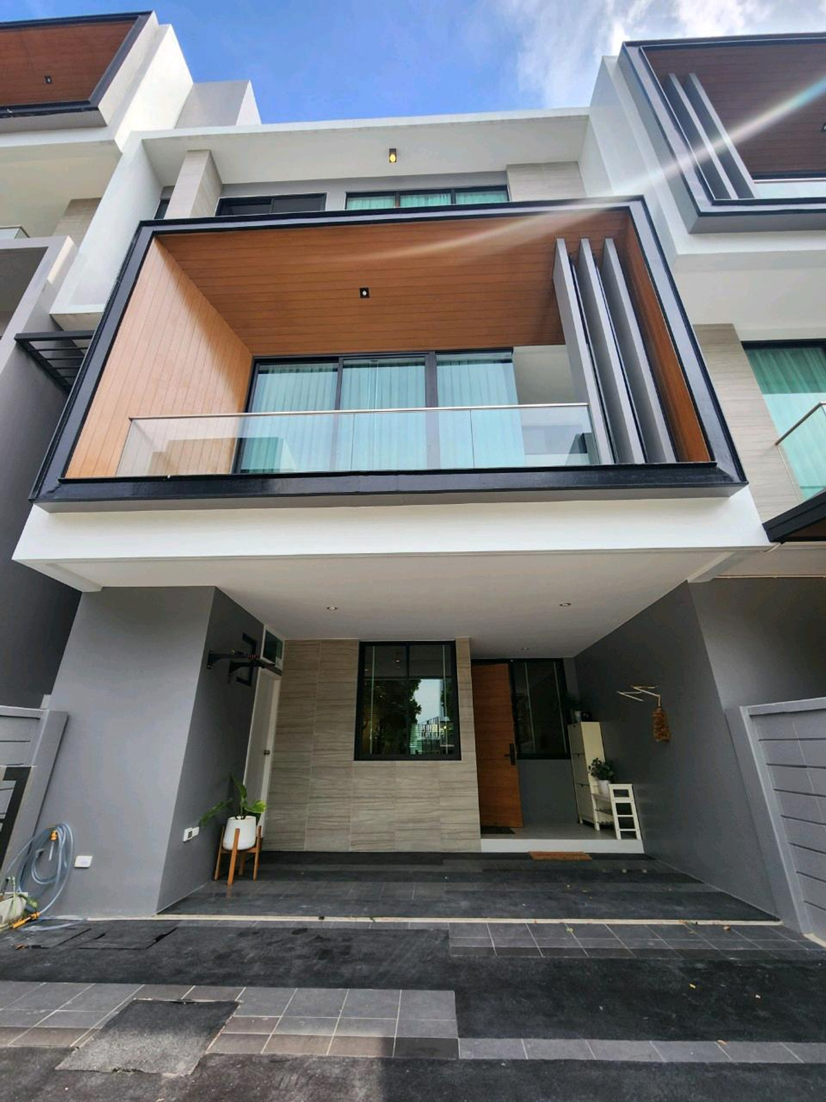 ให้เช่าทาวน์โฮมพัฒนาการ ศรีนครินทร์ : 🔴85000🔴 𝐍𝐢𝐫𝐯𝐚𝐧𝐚 𝐃𝐞𝐟𝐢𝐧𝐞 𝐒𝐫𝐢𝐧𝐚𝐤𝐚𝐫𝐢𝐧-𝐑𝐚𝐦𝐚𝟗 แบบ 3 ห้องนอน 4 ห้องน้ำ  มี 1 ห้องแม่บ้าน+1 ห้องน้ำ จอดรถ 2 คัน  บ้านจริงสวยตรงปก สอบถามข้อมูลเพิ่มเติม📞 Tel. 065-845-4284 คุณบี✅LINE Official : @bbcondo88   