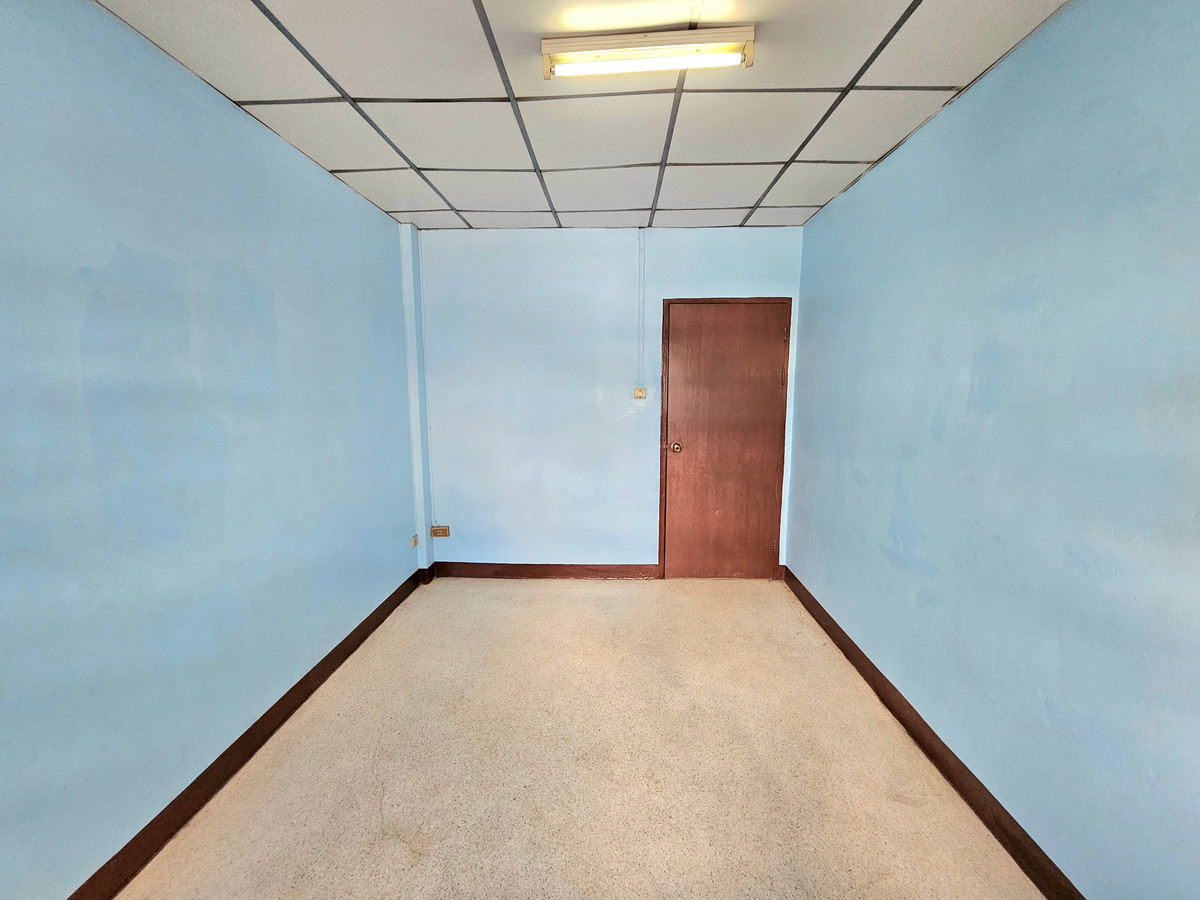 For RentTownhomeMin Buri, Romklao : For rent, 2-story shophouse near the MRT Orange Line station, Kheha Ram, only 60 meters, Soi Ramkhamhaeng 186, size 2 bedrooms, 2 bathrooms, 14 square wah, Min Buri Subdistrict, Min Buri District, Bangkok.