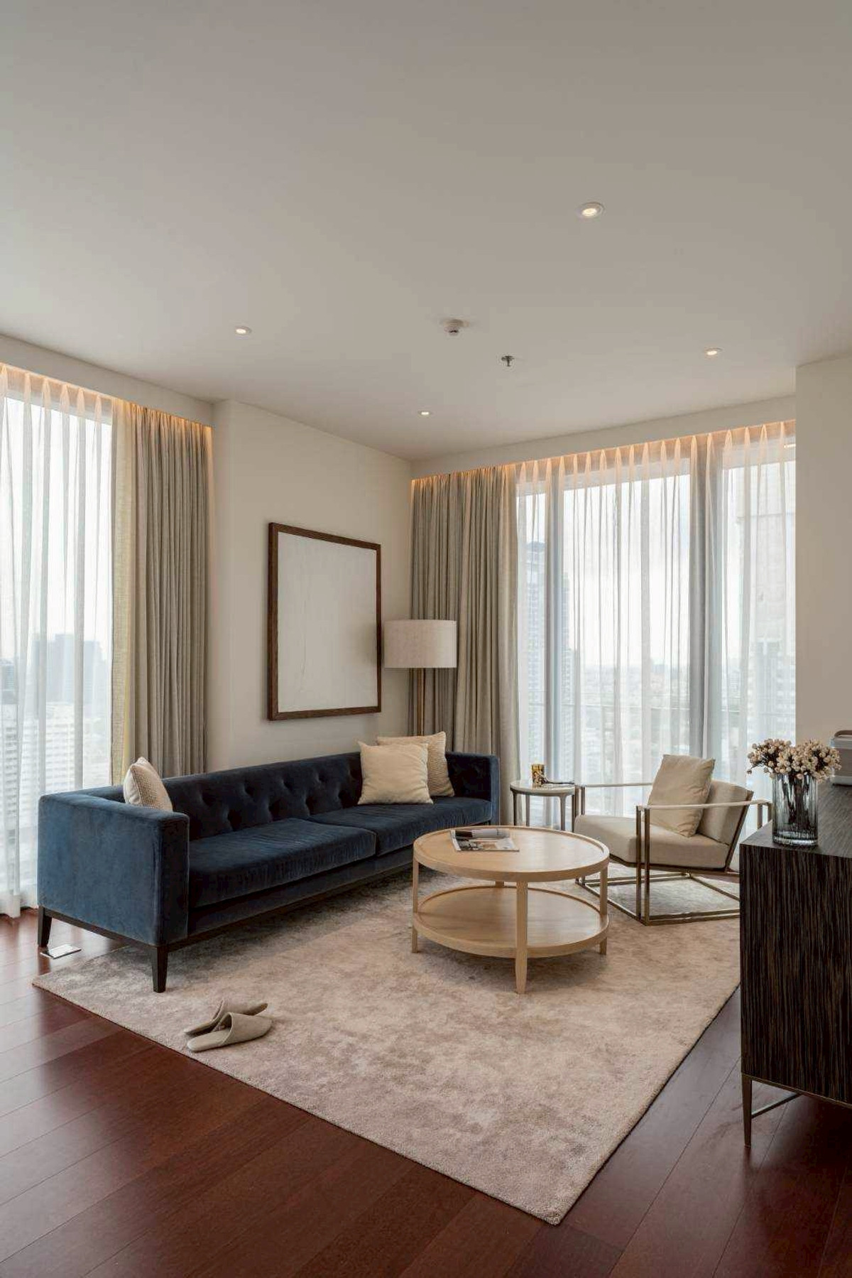 ให้เช่าคอนโดสุขุมวิท อโศก ทองหล่อ : Khun by yoo sansiri โครงการใจกลางเมืองทอหล่อง ตึกใหม่ เดินทางง่าย ทะลุได้หลายทาง สนใจนัดชมด่วนโทรได้เลยครับ