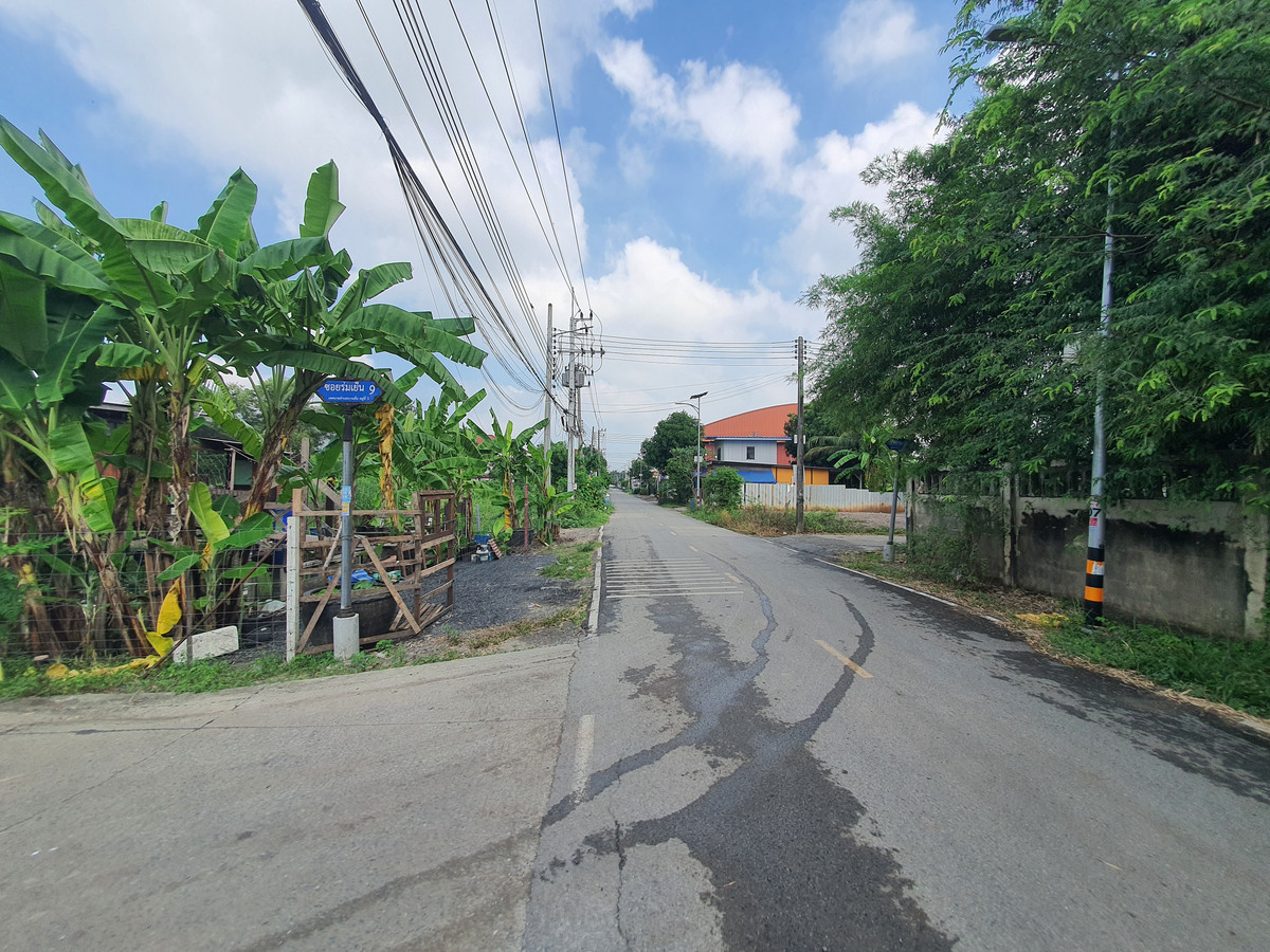 For SaleLandPathum Thani,Rangsit, Thammasat : 🔥 The plot is very beautiful! Pink land plan, 8 rai, Bang Khu Wat, front width almost 330 m., in a community zone - has potential. Grows in the city of Pathum Suitable for immediate project, title deed ready! 🔥