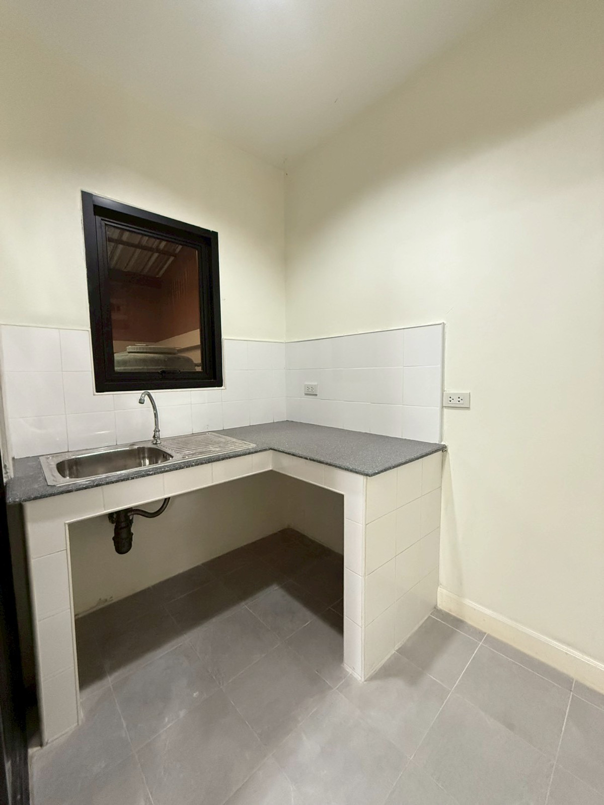 ให้เช่าโฮมออฟฟิศวิภาวดี ดอนเมือง หลักสี่ : ตึกออฟฟิศ ดอนเมือง-วิภาวดี เดินทางได้หลายทาง ห้องทำงานเยอะ ที่จอดรถมี สนใจนัดชมด่วนโทร