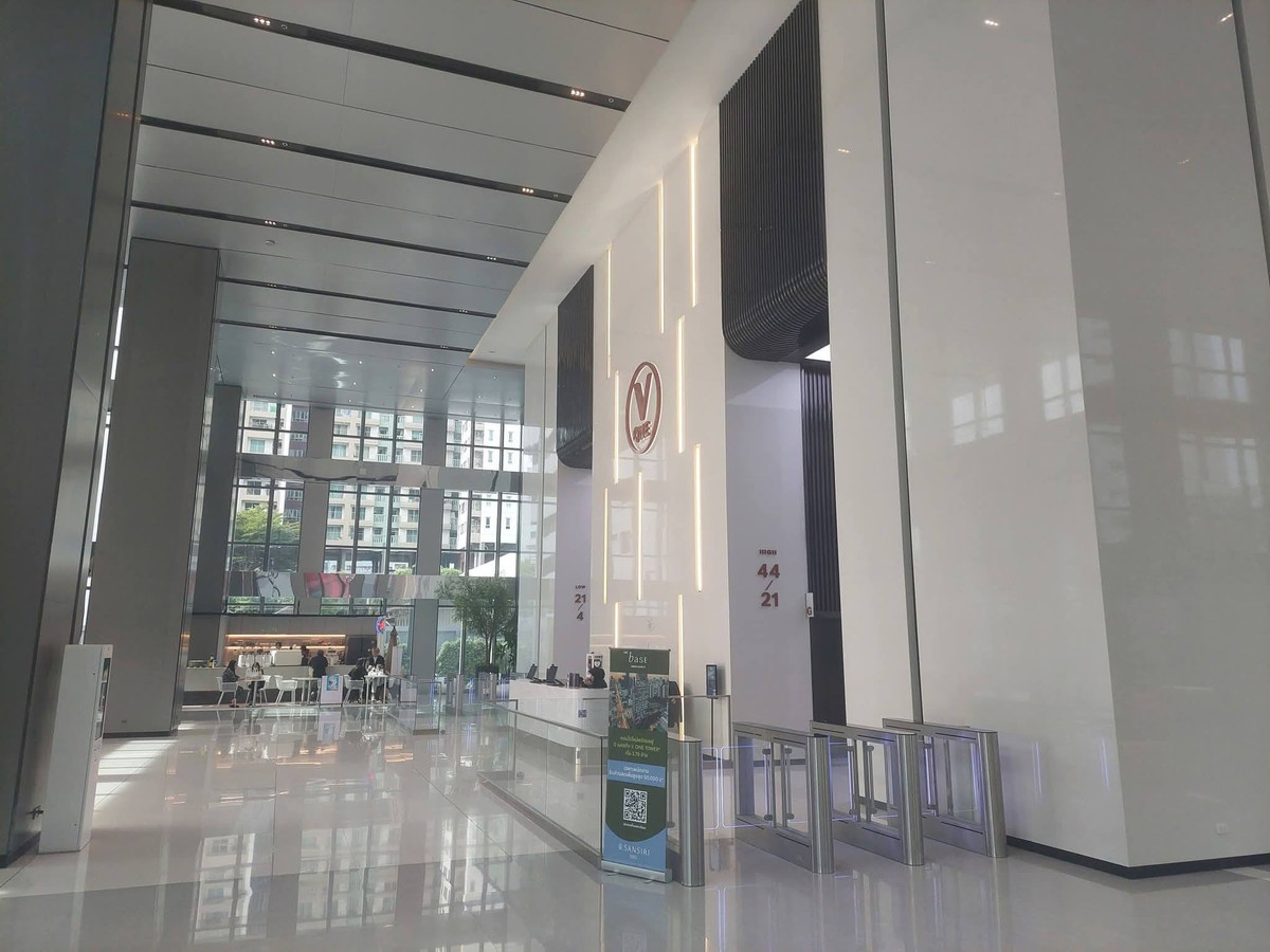 For RentOfficeRatchadapisek, Huaikwang, Suttisan : V.ONE TOWER office for rent, next to Rama 9 Road, near the MRTA Orange Line, MRTA Station, starting at 88 sq m., rent 63,360 baht/month.