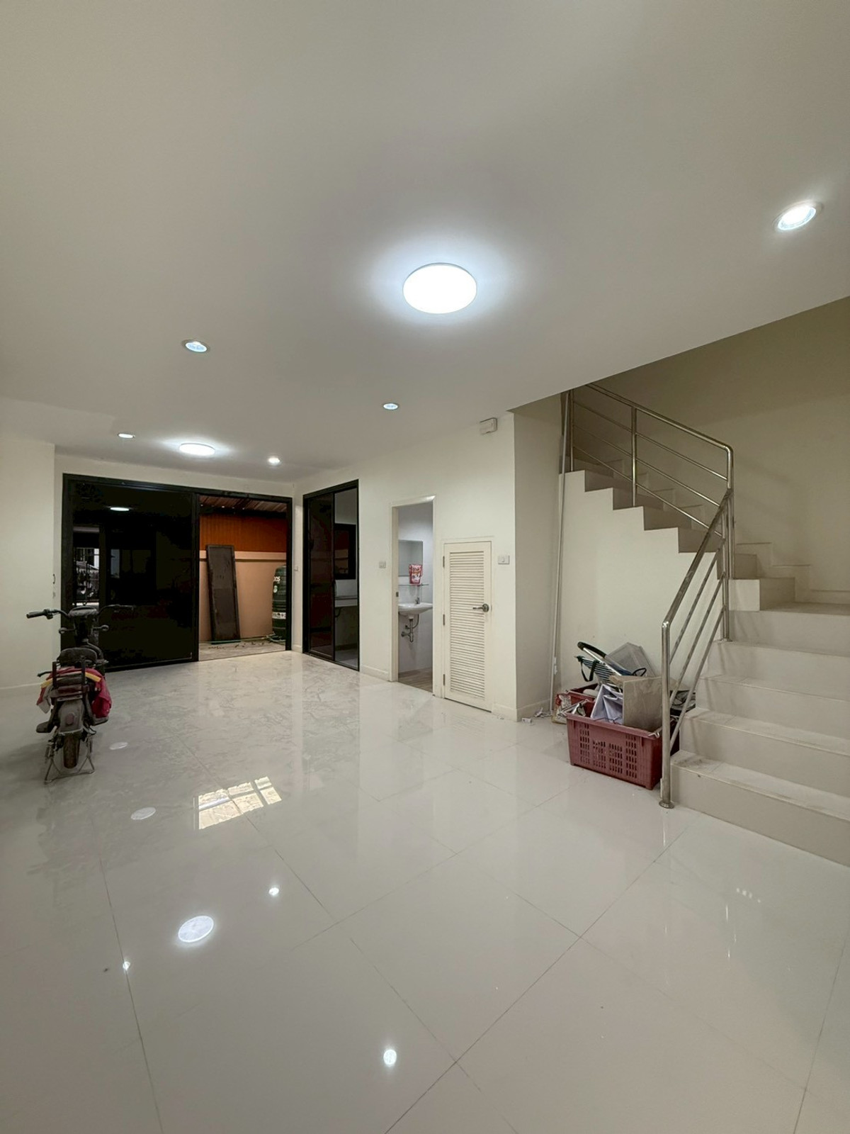 ให้เช่าโฮมออฟฟิศวิภาวดี ดอนเมือง หลักสี่ : ตึกออฟฟิศ ดอนเมือง-วิภาวดี เดินทางได้หลายทาง ห้องทำงานเยอะ ที่จอดรถมี สนใจนัดชมด่วนโทร