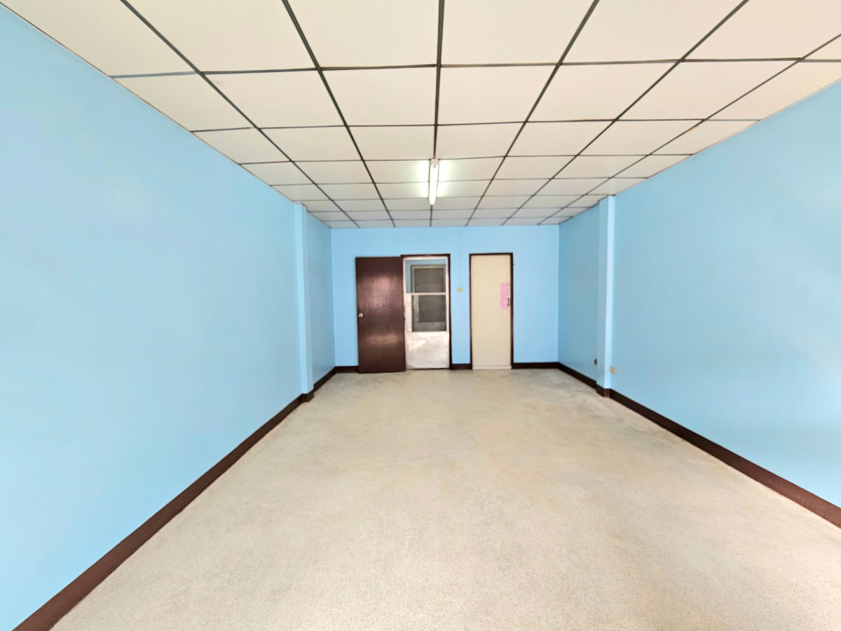 For RentTownhomeMin Buri, Romklao : For rent, 2-story shophouse near the MRT Orange Line station, Kheha Ram, only 60 meters, Soi Ramkhamhaeng 186, size 2 bedrooms, 2 bathrooms, 14 square wah, Min Buri Subdistrict, Min Buri District, Bangkok.