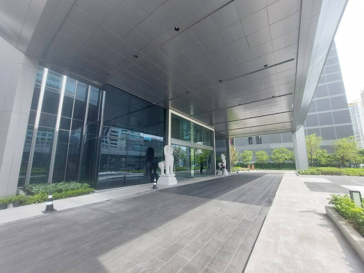 For RentOfficeRatchadapisek, Huaikwang, Suttisan : V.ONE TOWER office for rent, next to Rama 9 Road, near the MRTA Orange Line, MRTA Station, starting at 88 sq m., rent 63,360 baht/month.