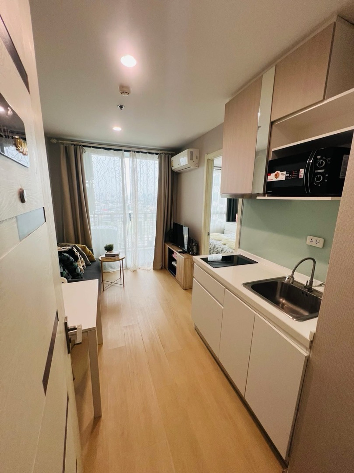For RentCondoOnnut, Udomsuk : Luxury condo for rent in the heart of On Nut, Artemis, 21st floor, city view. Good location, convenient travel 800 meters from BTS and near Sukhumvit Road Plenty of food near the project Complete with furniture and electrical appliances, ready to move in 