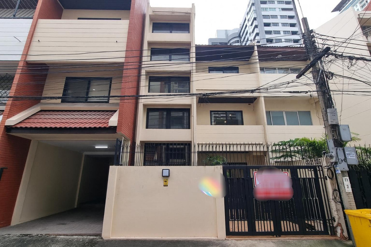 For RentHome OfficeSukhumvit, Asoke, Thonglor : For rent - Townhouse / Home Office Phrom Phong 
 
 House width 9.5 meters.