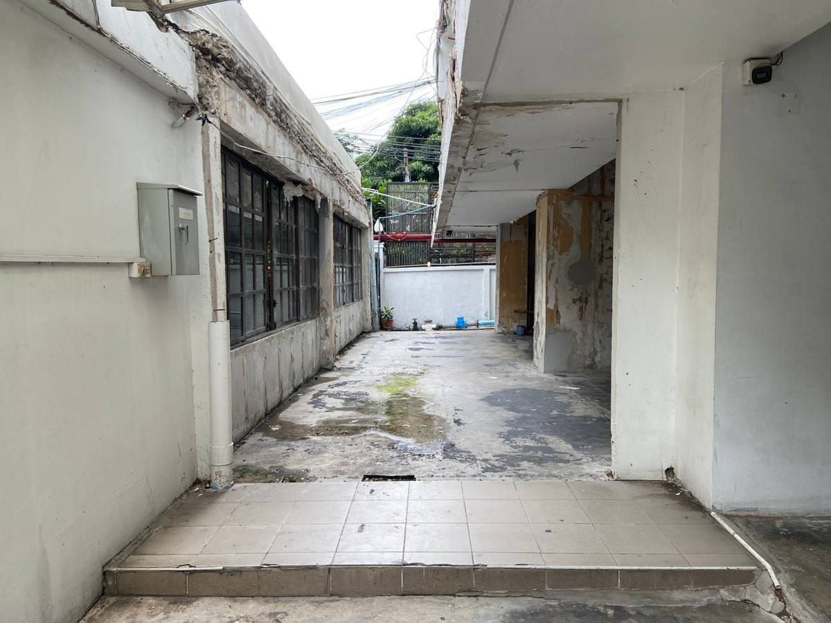 For RentRetail SpaceSukhumvit, Asoke, Thonglor : Retail space for rent in the heart of Asoke! 🎉 Ideal for a restaurant, café, office, or spa. Conveniently located near BTS Asoke.