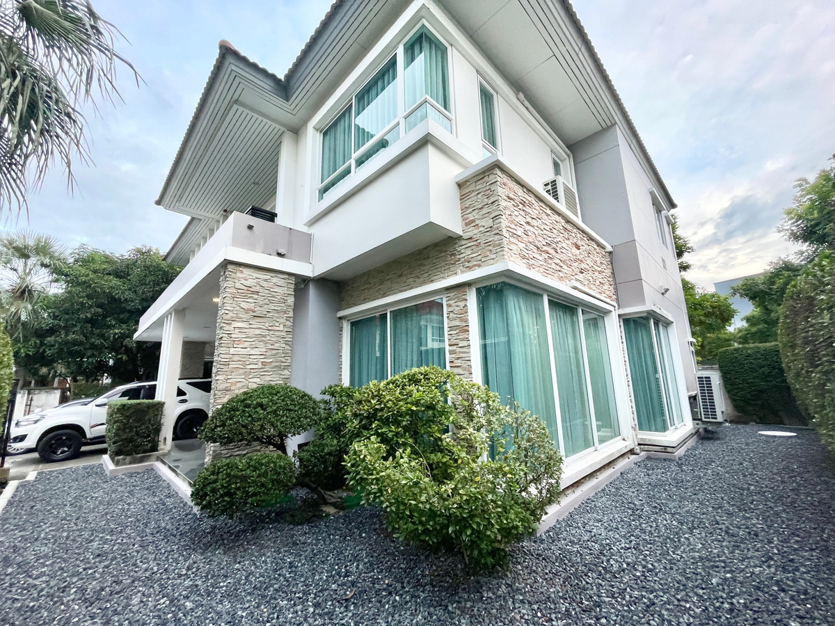 For RentHousePattanakan, Srinakarin : FOR RENT: Single house Grand Bangkok Boulevard Rama 9-Srinakarin, next to Wellington College.