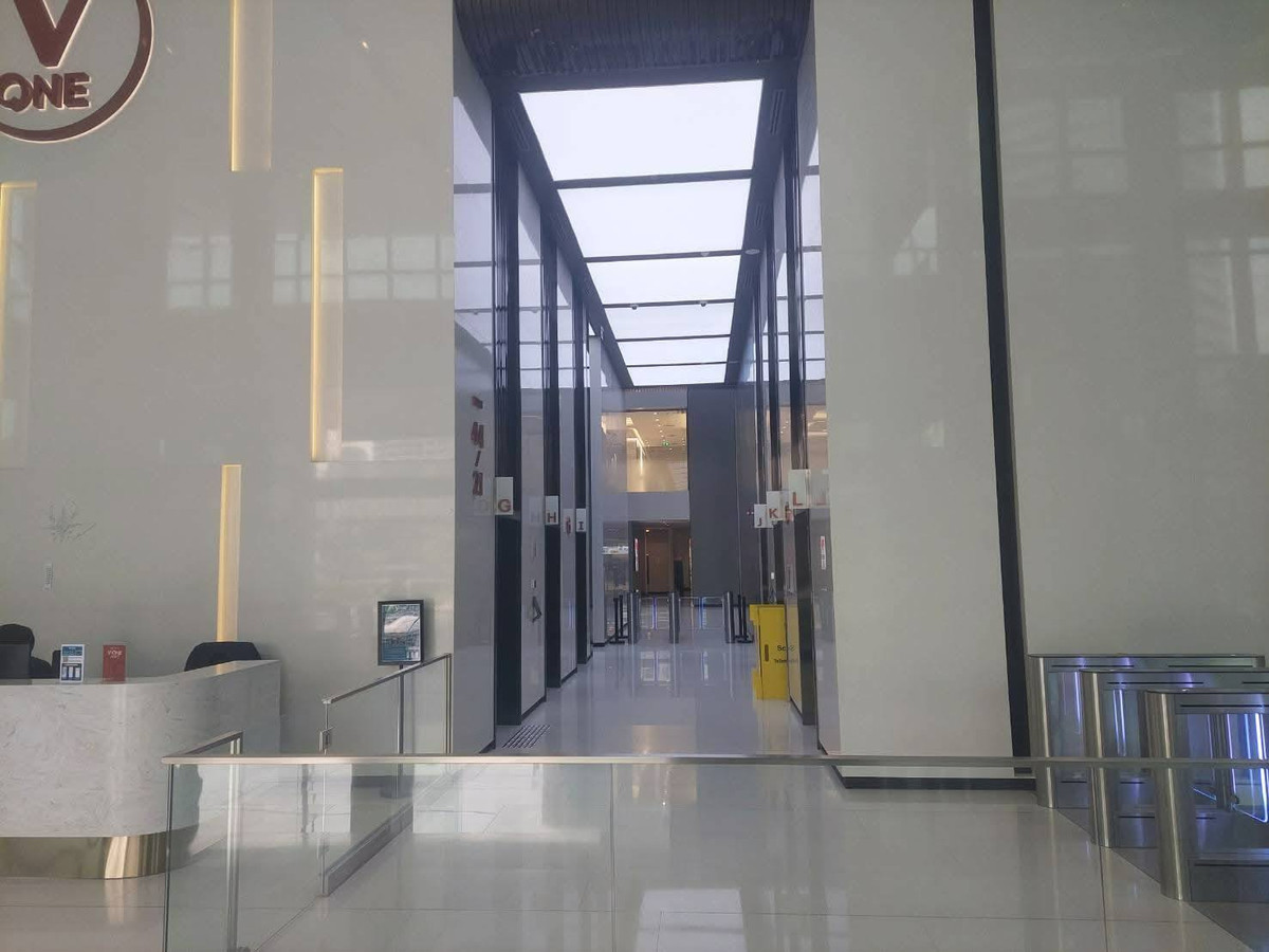 For RentOfficeRatchadapisek, Huaikwang, Suttisan : V.ONE TOWER office for rent, next to Rama 9 Road, near the MRTA Orange Line, MRTA Station, starting at 88 sq m., rent 63,360 baht/month.