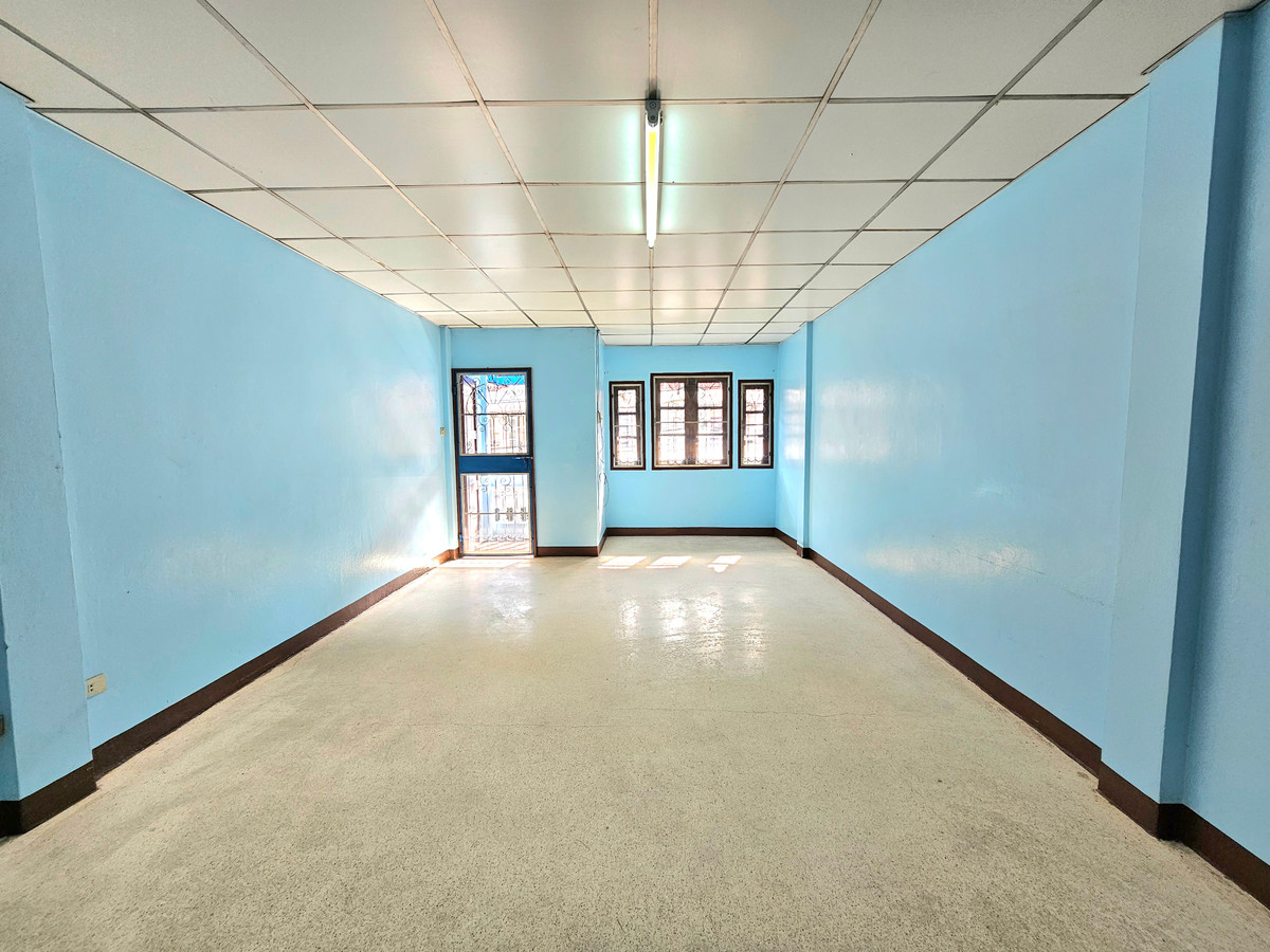 For RentTownhomeMin Buri, Romklao : For rent, 2-story shophouse near the MRT Orange Line station, Kheha Ram, only 60 meters, Soi Ramkhamhaeng 186, size 2 bedrooms, 2 bathrooms, 14 square wah, Min Buri Subdistrict, Min Buri District, Bangkok.