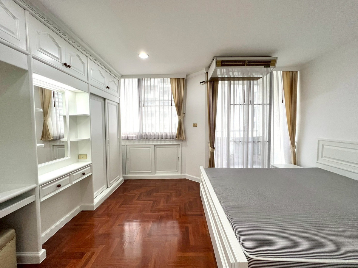 For RentCondoSukhumvit, Asoke, Thonglor : Supalai Place Sukhumvit 39, near BTS Phrom Phong, easy travel, large room, soundproof room, ready for rent.
