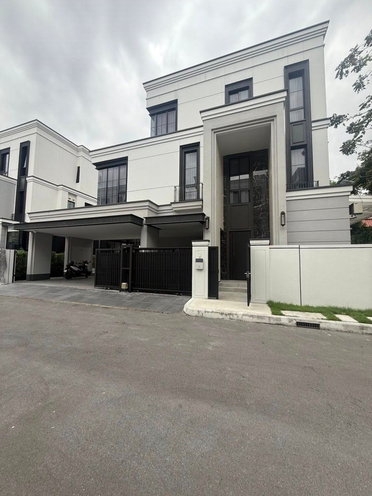 For RentHousePattanakan, Srinakarin : For rent, 3-story luxury detached house, Malton Gates Krungthep Kreetha