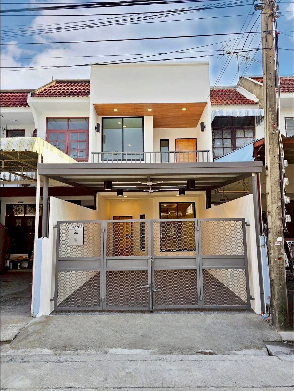 For SaleTownhomeVipawadee, Don Mueang, Lak Si : For Sale: Fully Renovated 2-Storey Townhouse on Vibhavadi Road – Don Mueang | 17.5 SQ.W. | Prime Airport Location | Exceptional Value
