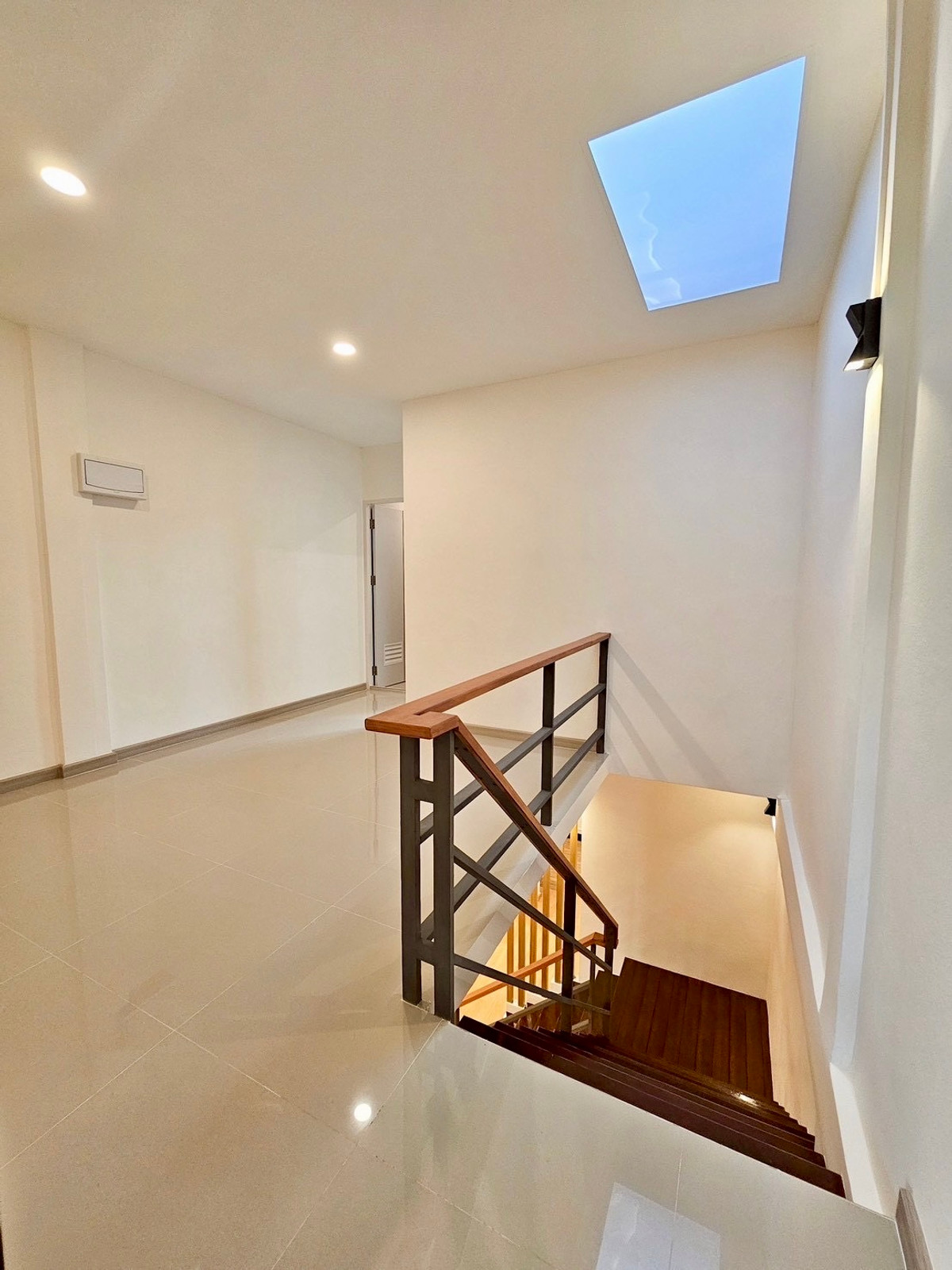 ขายทาวน์โฮมวิภาวดี ดอนเมือง หลักสี่ : ขายทาวน์เฮาส์ 2 ชั้น รีโนเวทใหม่ ติดถนนวิภาวดี–ดอนเมือง | 17.5 ตร.วา | ใกล้สนามบินดอนเมือง ราคาสุดคุ้ม ทาวน์เฮาส์ทำเลหายาก “ติดถนนใหญ่” วิภาวดี–ดอนเมือง รีโนเวทใหม่ พร้อมเข้าอยู่