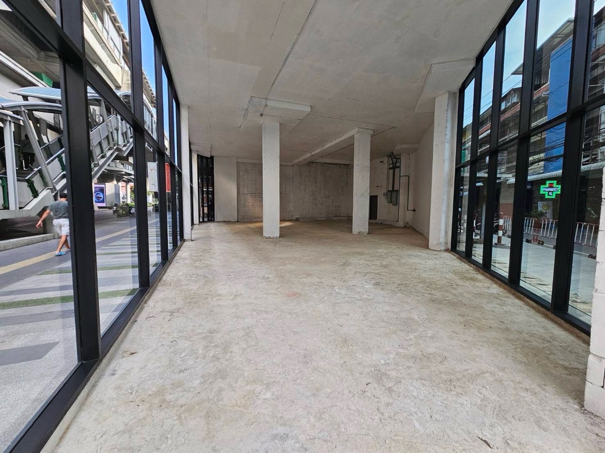 For RentRetail SpaceOnnut, Udomsuk : Rental area 194.20 square meters, next to the main road, Phra Khanong, Sukhumvit, good location, next to BTS, has parking.