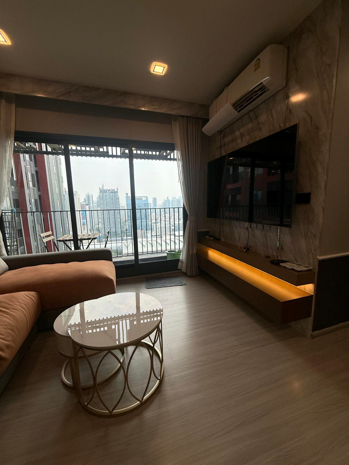 For SaleCondoRama9, Petchburi, RCA : 🏠 Condo for Sale: Life Asoke Hype 🚇 Near MRT Phetchaburi 🛋️ Fully furnished, move-in ready ✈️ Beautiful views of Makkasan Airport Link and Bangkok city