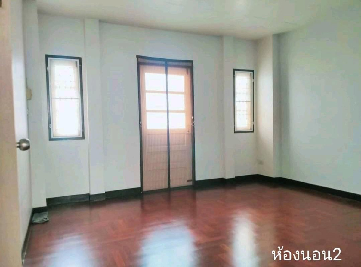 ขายทาวน์โฮมพุทธมณฑล ศาลายา : ขายด่วนมาก! ปรับลดเหลือ 2.69 ล้าน
ทาวน์เฮ้าส์ 3 ชั้น พุทธมณฑลสาย2  เนื้อที่20.3ตร.ว.บ้านแข็งแรงสภาพดีมาก ใกล้ตลาดสี่แยกทศกัณฑ์, ตลาดธนบุรี2  ใกล้ถนนตัดใหม่ศิริราชพรานนก-สาย4 