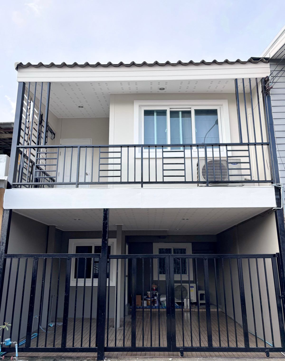 TownhomeBangna, Bearing, Lasalle : Townhouse for sale/rent, 20 sq m, 2 bedrooms, 2 bathrooms, very good location, behind Lotus Bangna. Opposite Mega Bangna