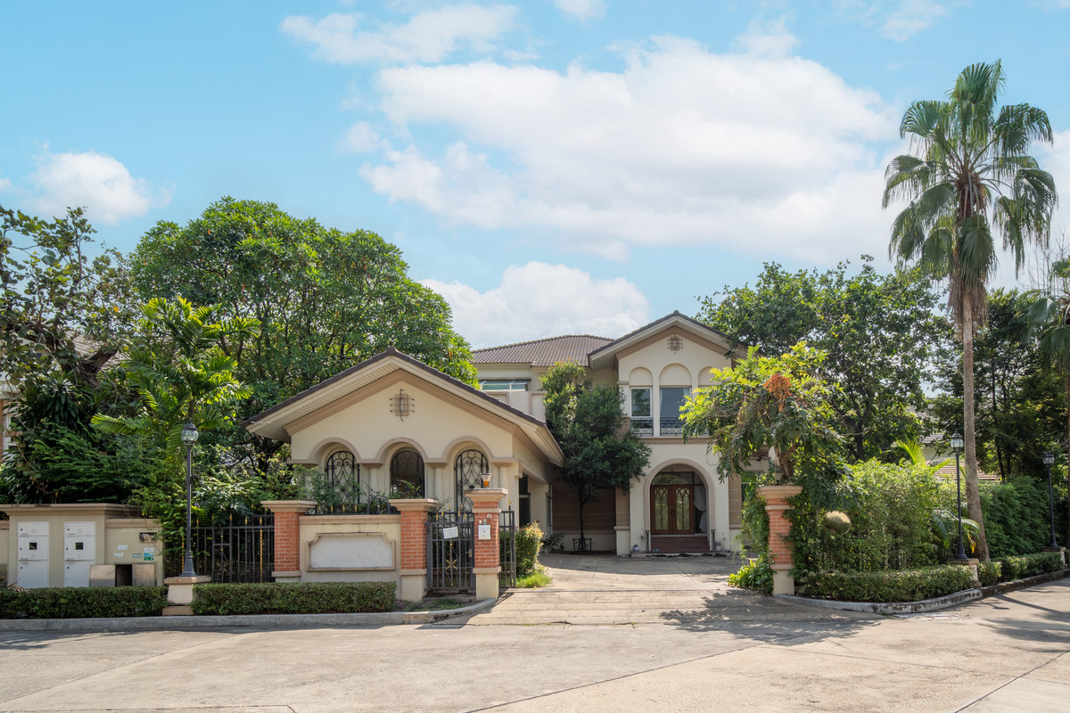 ขายบ้านพระราม 5 ราชพฤกษ์ บางกรวย : ขายบ้านหรู 2 ชั้นม. Q House Avenue  พระราม5 เนื้อที่ 231.5  ตร.ว.พื้นที่ใช้สอย 466  ตรม. 5 ห้องนอน 5ห้องน้ำ พร้อมเรือนรับรอง และสระว่ายน้ำ ใกล้ทางด่วนศรีรัช     