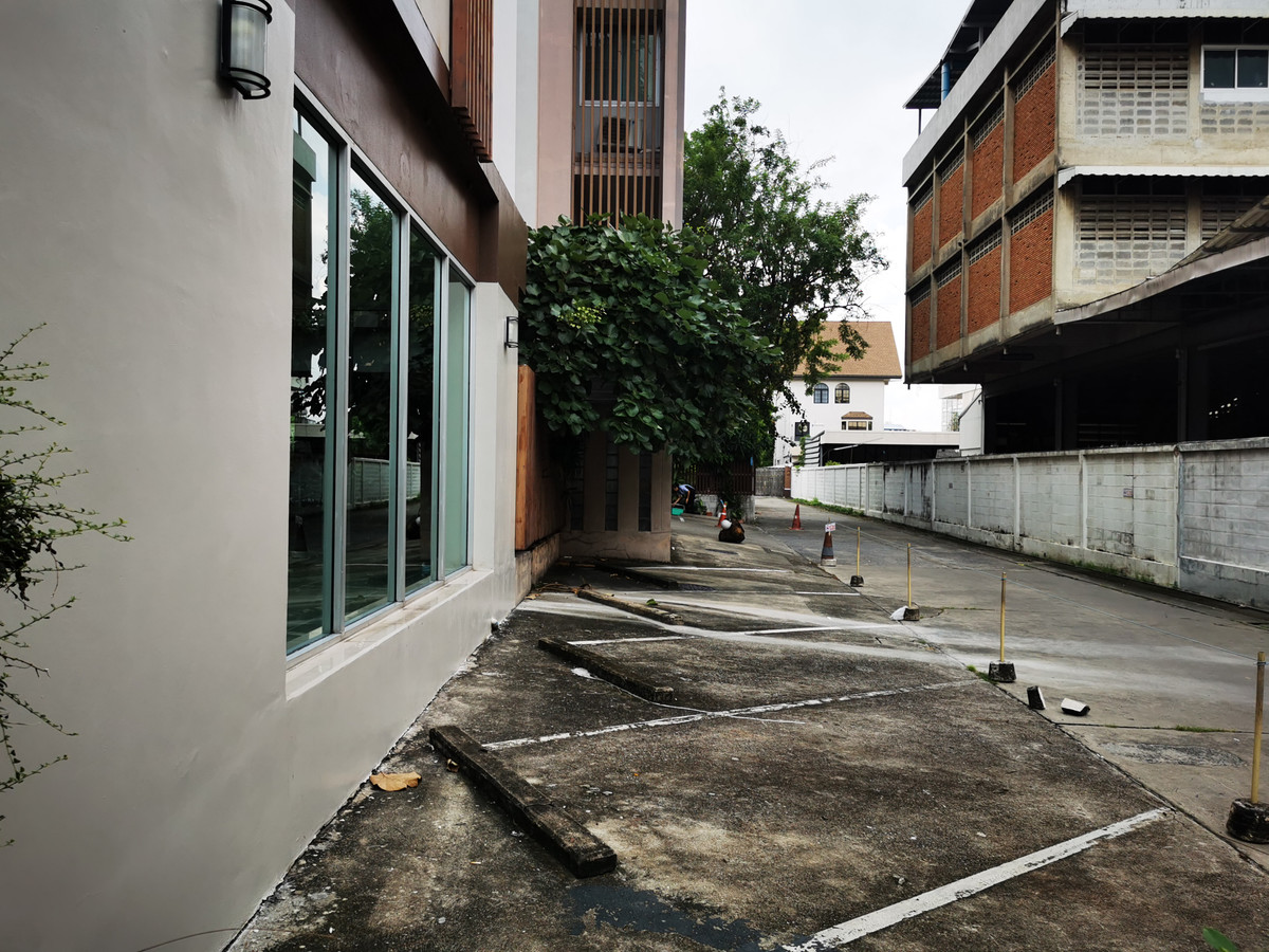 For RentShop HouseSapankwai,Jatujak : Retail Space for Rent - Ground Floor at Saphan Khwai-Pradiphat Rd.