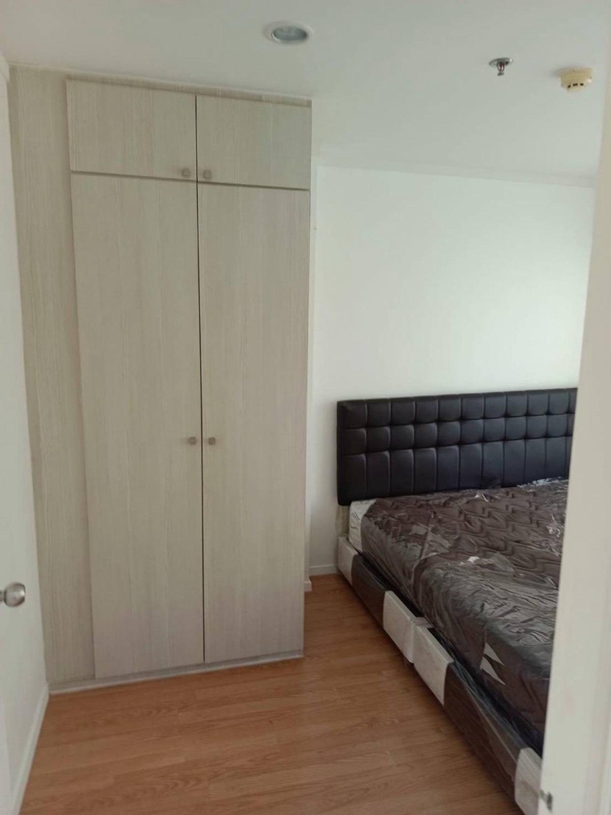 For RentCondoOnnut, Udomsuk : Condo for rent Lumpini Ville Sukhumvit 77 Phase 2 3rd floor, swimming pool view Located near On Nut BTS, convenient travel, next to Sukhumvit Road. Plenty of food near the condo. Complete with furniture and electrical appliances, ready to move in, price 9